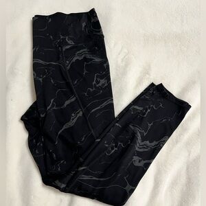 Black and grey pattern workout leggings